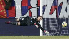 El guardameta del Celta, Iván Villar, intenta detener el balón durante el encuentro frente a Osasuna.