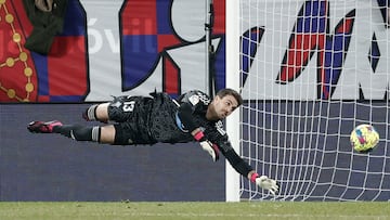 El guardameta del Celta, Iván Villar, intenta detener el balón durante el encuentro frente a Osasuna.