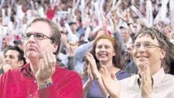 <b>BILLONARIOS HARTOS. </b>Otros tiempos: Paul Allen y su socio Bill Gates aplauden a los Blazers. Ya se hartaron.