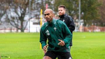 Naldo, central del Racing de Ferrol, durante un entrenamiento.