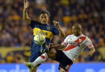  El jugador del Boca Juniors Dani Osvaldo (i) disputa la pelota con el jugador del River Plate Rodrigo Mora (i).