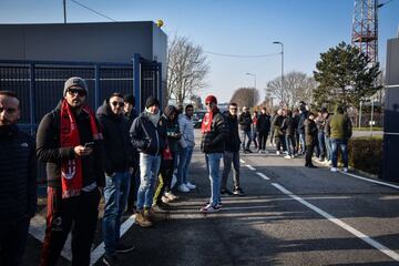 Aficionados del Milan esperan fuera del aeropuerto de Linate (Milán) la llegada del futbolista sueco.