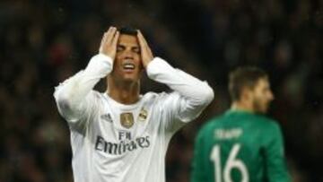 Cristiano Ronaldo se lamenta de una ocasi&oacute;n perdida.