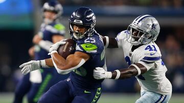 Seattle Seahawks running back Travis Homer (25) runs the ball in the second quarter against Dallas Cowboys safety Markquese Bell (41)