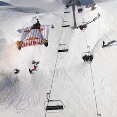 Dos 'hombres pájaro' vuelan extremadamente cerca de un telesilla