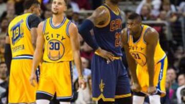 Stephen Curry y LeBron James, durante el Cavs-Warriors de esta última madrugada.