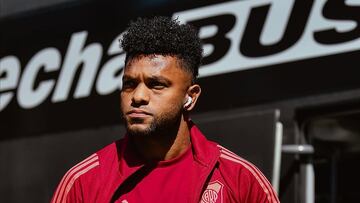 Adolfo 'Tren' Valencia defiende a Miguel Ángel Borja.