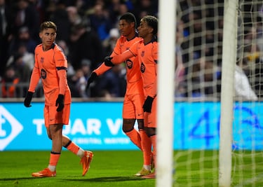0-2. Marcus Rashford celebra el tanto con sus compañeros de equipo.
