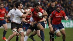 El jugador de la selecci&oacute;n espa&ntilde;ola de rugby, Jaime Nava (c), protege el bal&oacute;n ante un jugador de la selecci&oacute;n de Alemania, durante el partido correspondiente al pen&uacute;ltimo partido clasificatorio para el campeonato mundial disputado hoy en la Ciudad Universitaria de Madrid.