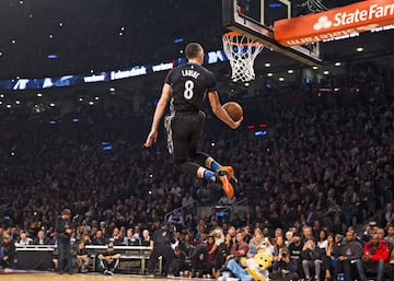 Una gran noche se vivió en el Concurso de Clavadas del 2016, Zach Levine y Aaron Gordon nos regalaron a todos una competencia impresionante, en donde el jugador de los Minnesota Timberwolves, terminó como bicampeón gracias a una clavada espectacular con una mano y pasando el balón por encima de su cabeza en el aire.
