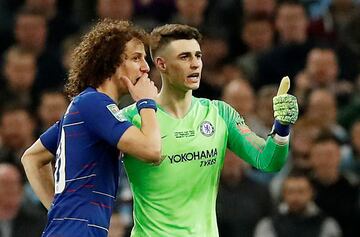 En el último minuto de la segunda parte de la prórroga de la Carabao Cup, Kepa Arrizabalaga, portero del Chelsea, se negó a abandonar el campo sustituido. El italiano Sarri había mandado a Willy Caballero saltar al campo por el portero español, pero Kepa se negó a ser cambiado. Incluso, el árbitro habló con Kepa para que abandonara el césped pero el español se negó en rotundo. El técnico italiano había tomado la decisión de sacar al guardameta argentino por Kepa, después de que el exportero del Athletic se quejará de problemas físicos. El enfado de Sarri fue mayúsculo y amagó con marcharse del banquillo hacía el vestuario. La autoridad del entrenador italiano, muy tocado por los malos resultados, queda en entredicho. Luego en la tanda de penalti el Chelsea perdió y Kepa sólo pudo atajar el lanzamiento de Sané.