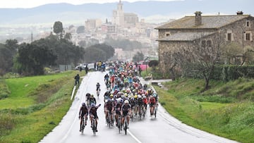 Pese a que el día empezó con sol, la primera etapa de la Volta a Catalunya estuvo pasada por agua, obligando a los
corredores a una mayor concentración con el principal objetivo, al menos para los hombres favoritos a la general, de minimizar riesgos con el suelo mojado, como en la imagen con la localidad de Llagostera al fondo. Brennan, el triunfador.