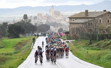 Pese a que el día empezó con sol, la primera etapa de la Volta a Catalunya estuvo pasada por agua, obligando a los
corredores a una mayor concentración con el principal objetivo, al menos para los hombres favoritos a la general, de minimizar riesgos con el suelo mojado, como en la imagen con la localidad de Llagostera al fondo. Brennan, el triunfador.