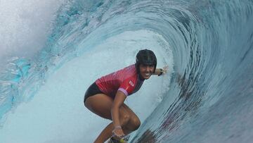 La española Nadia Erostarbe en una ola.