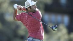 Jon Rahm golpea la bola en el hoyo 1 de la ronda final del torneo Farmers Insurance Open.