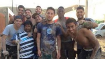 Parte del plantel de Copiap&oacute; ayudando a &#039;Mandy&#039;, utilero del club que perdi&oacute; todas sus pertenencias tras las inundaciones que afectaron a la zona.