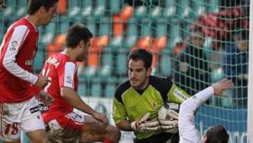 <b>INEXPUGNABLE. </b>Elía y la defensa grana salieron imbatidos del Helmántico a pesar de los continuos arreones del Salamanca.