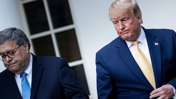 (ARCHIVOS) En esta foto de archivo tomada el 11 de julio de 2019, el presidente de los Estados Unidos, Donald Trump (izq.), Y el fiscal general de los Estados Unidos, William Barr, llegan para pronunciar comentarios sobre la ciudadanía y el censo en el Rose Garden de la Casa Blanca en Washington, DC.