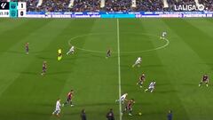 Una vaselina perfecta a 50 metros: vean el gol del año en Segunda División