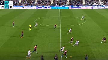 Una vaselina perfecta a 50 metros: vean el gol del año en Segunda División