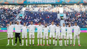 Los jugadores de la Selección escuchan el himno de España antes del partido de cuartos ante Suiza