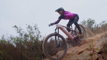 Dani Johnson montando en MTB