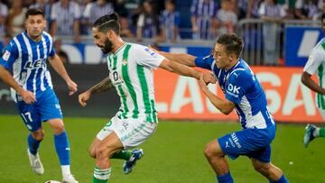 VITORIA, 08/10/2023.- El centrocampista del Betis, Isco (i), protege el balón ante el defensa del Alavés, Gorosabel, durante el encuentro correspondiente a la jornada nueve de primera división disputado hoy Domingo en el estadio de Mendizorroza, en Vitora. EFE / L. Rico.