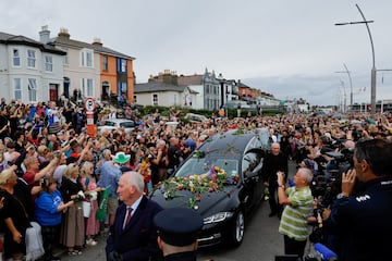 Cientos de personas de todas las edades han despedido a la cantante irlandesa en la localidad costera de Bray, al sur de Dublín. 