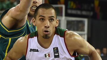 Paul Stoll, con la selección mexicana, penetra ante el australiano Matthew Dellavedova durante el Mundial de España en 2014.