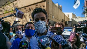 AME5630. LA PLATA (ARGENTINA), 03/11/2020.- Leopoldo Luque, médico de Diego Armando Maradona, habla con la prensa del traslado del exfutbolista de La Plata a Buenos Aires para ser intervenido, hoy en La Plata (Argentina). El exfutbolista argentino Diego Maradona, que está hospitalizado desde ayer con un cuadro de anemia, deberá ser intervenido en la noche de este martes de un hematoma subdural, según confirmó su médico Leopoldo Luque. "Lo voy a operar yo con mi equipo en la Clínica Olivos", en la provincia de Buenos Aires, dijo el también neurocirujano a las puertas del sanatorio Ipensa, en la ciudad bonaerense de La Plata. EFE/ Demian Alday Estevez