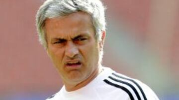 José Mourinho, dirige un entrenamiento del Chelsea en Praga.