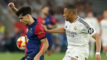 SEVILLA, 26/04/2025.- El defensa del FC Barcelona Pau Cubarsí (i) lucha con el francés Kylian Mbappé, del Real Madrid, durante la final de la Copa del Rey que disputan Real Madrid y FC Barcelona hoy sábado en el estadio de La Cartuja, en Sevilla. EFE/Julio Muñoz