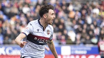Álex Forés celebra el gol de la victoria del Levante.