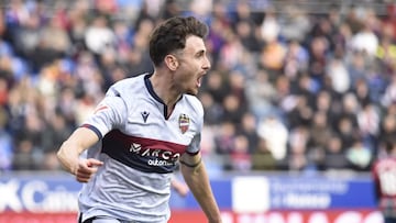 Álex Forés celebra el gol de la victoria del Levante.