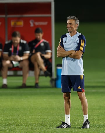 Luis Enrique soríe durante la sesión de entrenamiento de hoy. 