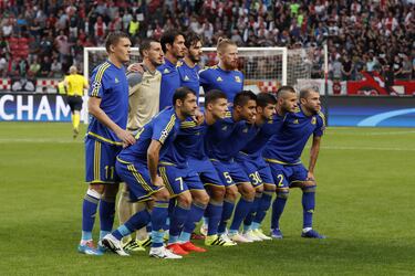 El Rostov quedó segundo en la liga rusa, completando su mejor clasificación histórica, y pasó por primera vez a la fase de grupos de la Liga de Campeones tras eliminar al Ajax por cinco goles a dos. El sorteo le emparejó con Bayern de Múnich, Atlético de Madrid y PSV. A pesar de ser la cenicienta del grupo, el equipo ruso sorprendió quedando en tercer lugar, por delante del PSV. Además, venció a los bávaros en la penúltima jornada, sellando prácticamente su pase a la Europa League. Allí, fueron eliminados en octavos por el campeón de aquella edición, el Manchester United.