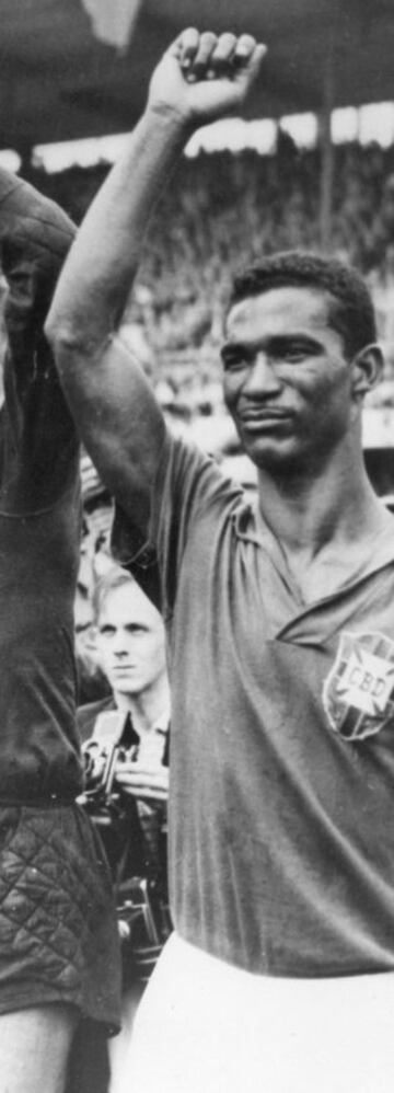 Waldir Pereira. 'Didí': El volante, quien fuera bicampeón mundial con Brasil (1958 y 1962) le anotó en 5 ocasiones a la selección chilena. En la imagen, festeja la primera Copa del Mundo obtenida por la 'verdeamarelha' en Suecia 58'.