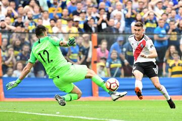 Rafael Santos Borre of River Plate kicks the ball during the first leg match between Boca Juniors and River Plate as part of the Finals of Copa CONMEBOL Libertadores 2018 at Estadio Alberto J. Armando on November 11, 2018 in Buenos Aires