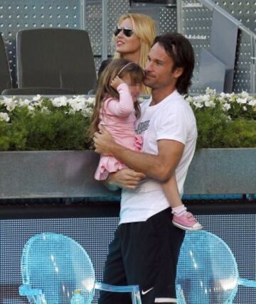 El tenista Carlos Moyá y su mujer, la presentadora y actriz Carolina Cerezuela, durante los partidos benéficos del 'Charity Day', previo al Mutua Madrid Open de Tenis 2014 que se inicia este domingo, hoy en la Caja Mágica de Madrid.