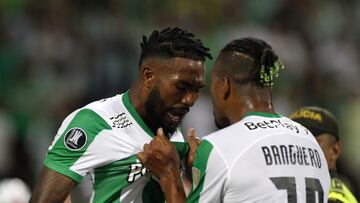 AME6459. MEDELLÍN (COLOMBIA), 02/05/2023.- Cristian Devenish (i) de Atlético Nacional celebra un gol con su compañero Danovis Banguero hoy, durante el partido válido por la fase de grupos de la Copa Libertadores entre el Atlético Nacional de Colombia y el Olimpia de Paraguay, en el estado Atanasio Girardot de la ciudad de Medellín (Colombia). EFE/ Luis Eduardo Noriega A.