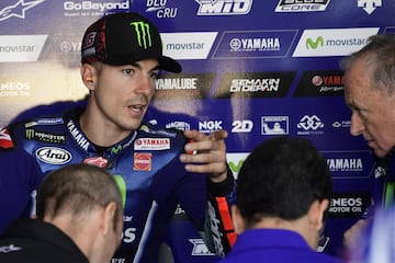 Maverick Viñales habla con sus mecánicos.