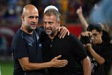 Pep Guardiola y Hansi Flick, entrenadores de Manchester City y Barcelona respectivamente, se saludan antes del inicio del partido.