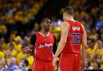 Las estrellas de los Clippers no tuvieron su mejor día. Aquí Chris Paul y Blake Griffin parecen buscar una explicación.