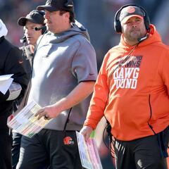 Freddie Kitchens usa playera con la leyenda "Pittsburgh empezó"
