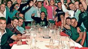 <b>TODOS JUNTOS. </b>Toda la plantilla del Almería y su cuerpo técnico, juntos en una cena celebrada el miércoles por la noche en un restaurante de la capital.