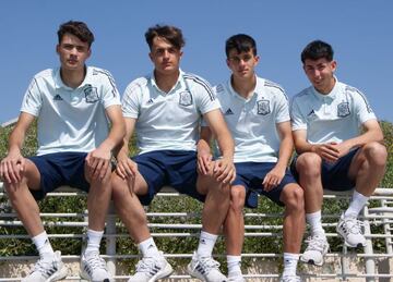 Ferrán Quetglas, Nono, Dani Pérez y Dani Rodríguez, de la Sub-17, posan para AS en la concentración de la Selección en Israel.