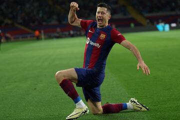 4-2. Robert Lewandowski celebra el cuarto gol que marca en el minuto 92 de partido. Hat-trick dellenatero polaco.