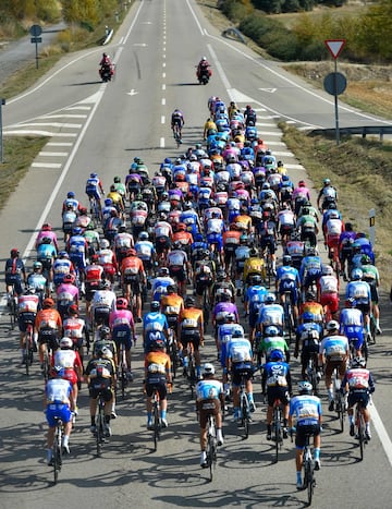 El pelotón durante la  quinta etapa de la gira ciclista española La Vuelta 2020, una carrera de 184,4 km desde Huesca a Sabiñánigo.