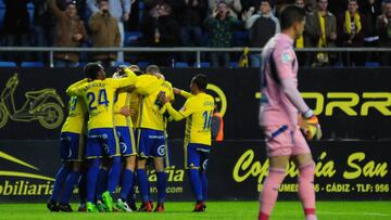 Celebraci&oacute;n del C&aacute;diz en el gol de Kekojevic.