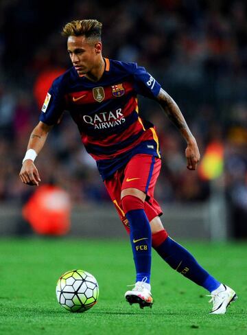 Neymar of FC Barcelona runs with the ball during the La Liga match between FC Barcelona and Valencia CF